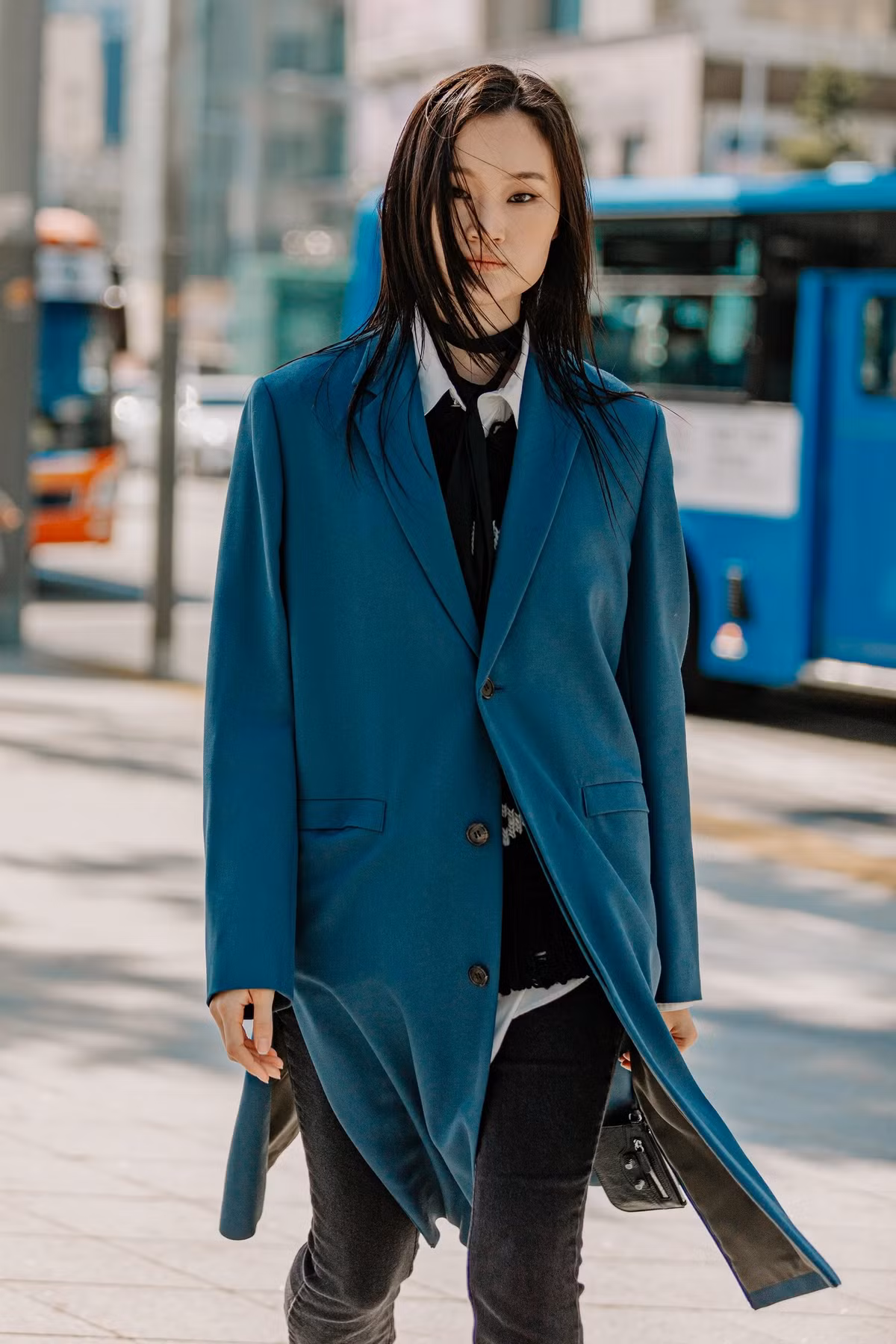 Vào mùa này, trench coat trở thành thiết kế phổ biến. Ngoài ra, gile len phối cùng áo sơ mi oversized là công thức quen thuộc, được nhiều người áp dụng. Ảnh: Vogue.