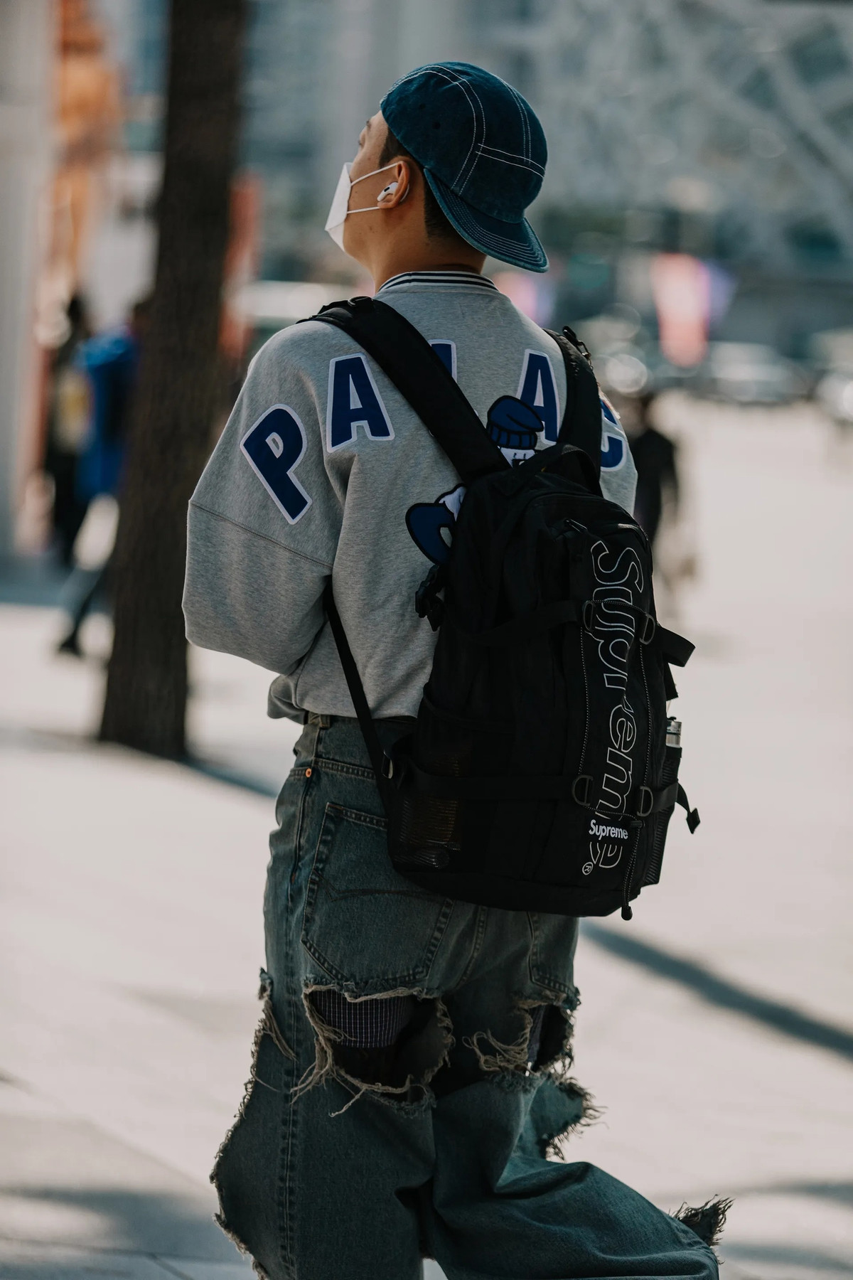 Nam giới đặc biệt ưa chuộng các mẫu quần ống rộng. Ngoài ra, nhiều người mặc áo sweater oversized. Sneakers trở thành một phần không thể thiếu trong thời trang đường phố của giới trẻ Hàn Quốc. Ảnh: Vogue.