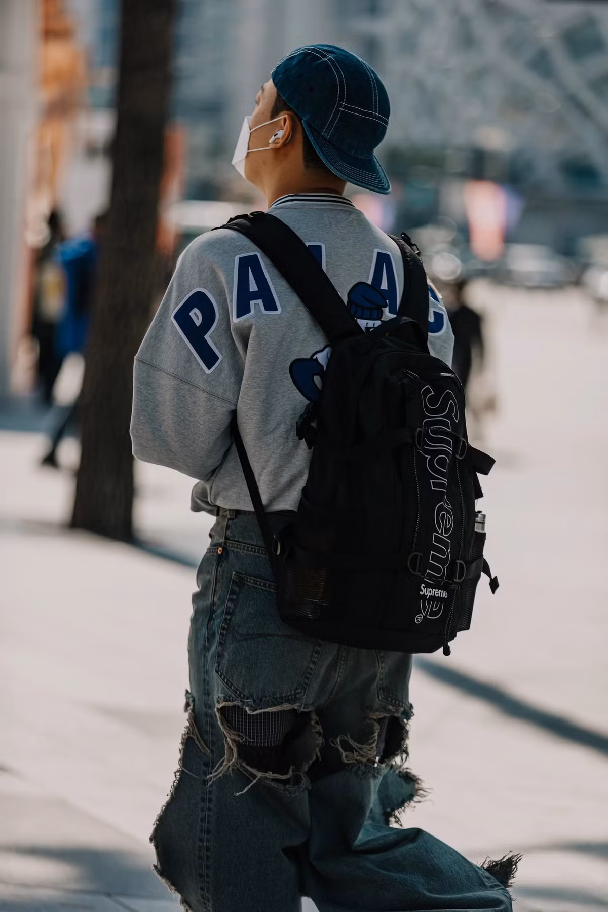 Nam giới đặc biệt ưa chuộng các mẫu quần ống rộng. Ngoài ra, nhiều người mặc áo sweater oversized. Sneakers trở thành một phần không thể thiếu trong thời trang đường phố của giới trẻ Hàn Quốc. Ảnh: Vogue.