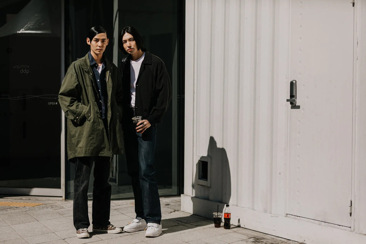 Các mẫu sneakers tông trắng trở nên phổ biến khi dễ phối đồ, tiện dụng. Trong khi đó, nhiều người phối đồ với các thiết kế màu nâu, đen... Ảnh: Getty.