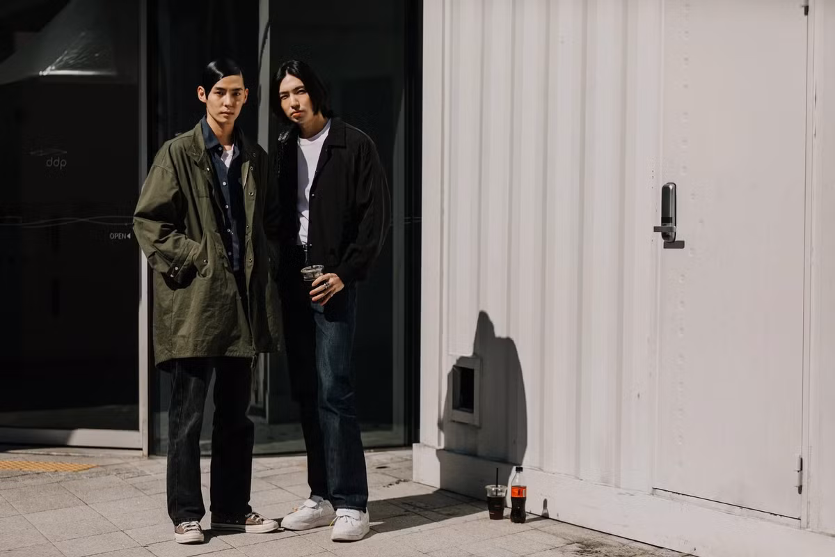 Các mẫu sneakers tông trắng trở nên phổ biến khi dễ phối đồ, tiện dụng. Trong khi đó, nhiều người phối đồ với các thiết kế màu nâu, đen... Ảnh: Getty.