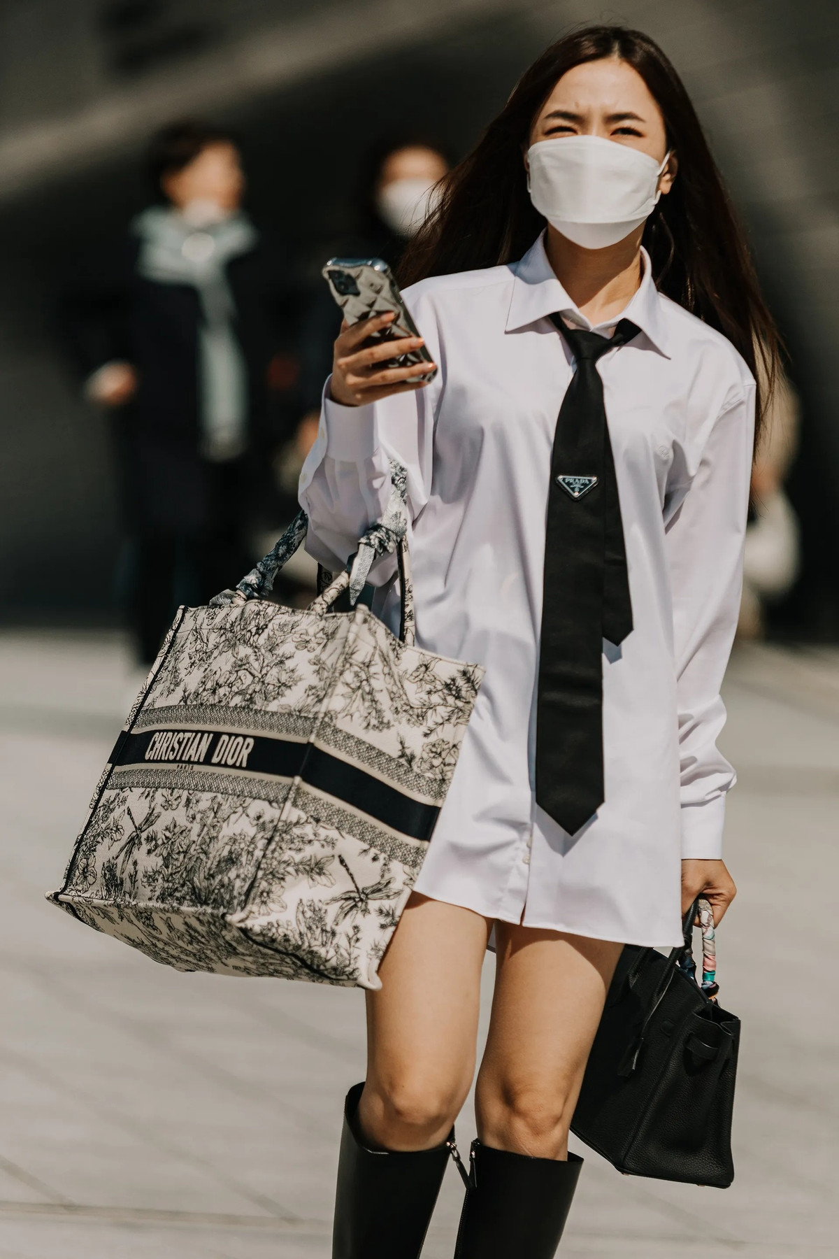 Chanel Flap Bag thường xuyên được sử dụng để phối cùng thời trang thường ngày. Mẫu túi này có giá 8.200 USD với kích cỡ nhỏ. Trong khi đó, size medium được bán với giá 8.800 USD. Trong những năm gần đây, các thiết kế từ Chanel trở thành mặt hàng bán chạy, được khách hàng Hàn Quốc ưa chuộng. Ngoài ra, Dior Tote Bag cũng là một trong những mẫu phụ kiện được lòng giới trẻ xứ kim chi. Thiết kế có giá 4.100 USD với size medium. Ảnh: Su Shan Leong.