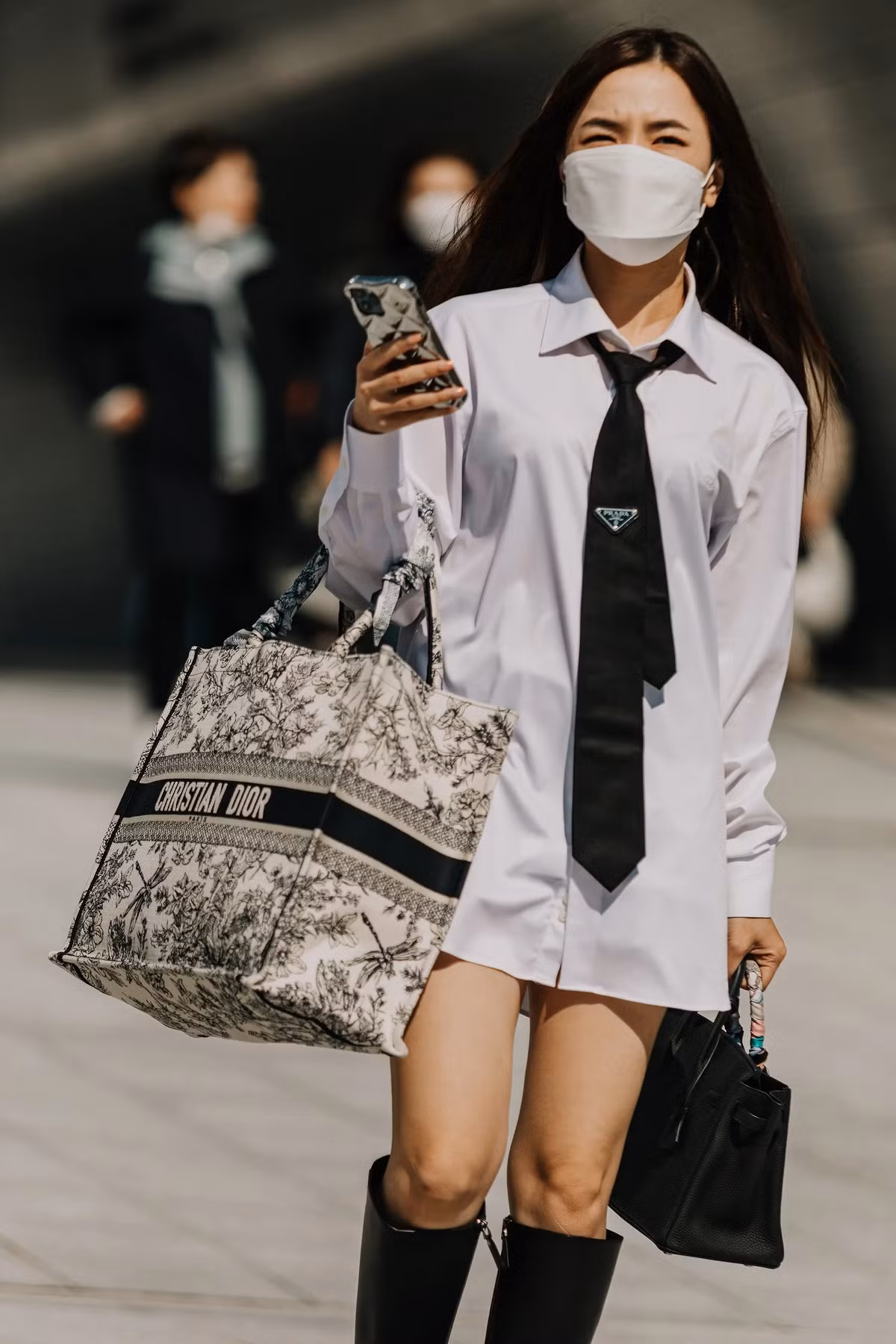 Chanel Flap Bag thường xuyên được sử dụng để phối cùng thời trang thường ngày. Mẫu túi này có giá 8.200 USD với kích cỡ nhỏ. Trong khi đó, size medium được bán với giá 8.800 USD. Trong những năm gần đây, các thiết kế từ Chanel trở thành mặt hàng bán chạy, được khách hàng Hàn Quốc ưa chuộng. Ngoài ra, Dior Tote Bag cũng là một trong những mẫu phụ kiện được lòng giới trẻ xứ kim chi. Thiết kế có giá 4.100 USD với size medium. Ảnh: Su Shan Leong.