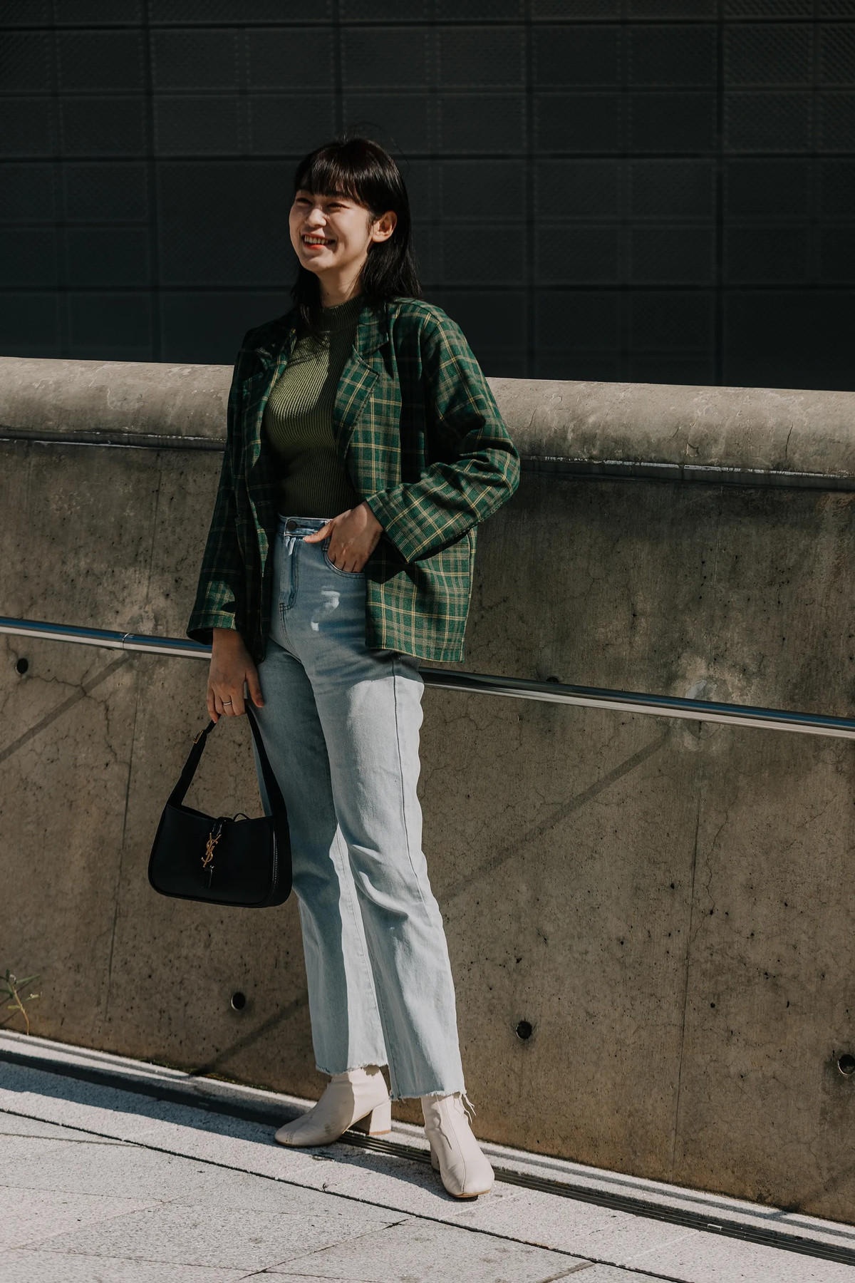 Mẫu phụ kiện khác từ nhà Dior được nhiều người sử dụng là Lady Bag. Phiên bản da calfskin size medium có giá 6.100 USD. Bên cạnh đó, túi kẹp nách từ Saint Laurent cũng là một trong những thiết kế đang phổ biến trên mạng xã hội. Mẫu túi trị giá 2.250 USD. Ảnh: Vogue.