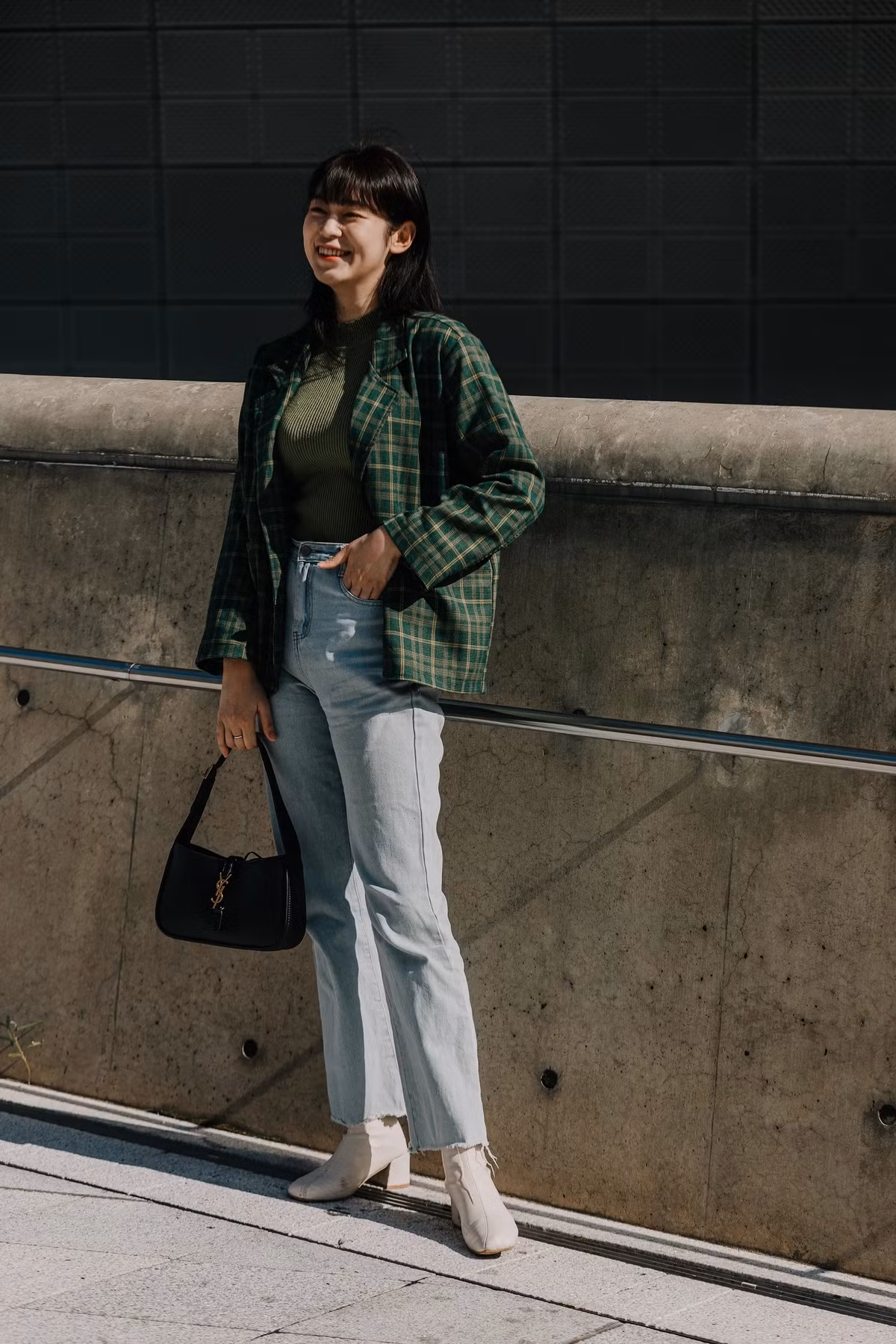 Mẫu phụ kiện khác từ nhà Dior được nhiều người sử dụng là Lady Bag. Phiên bản da calfskin size medium có giá 6.100 USD. Bên cạnh đó, túi kẹp nách từ Saint Laurent cũng là một trong những thiết kế đang phổ biến trên mạng xã hội. Mẫu túi trị giá 2.250 USD. Ảnh: Vogue.