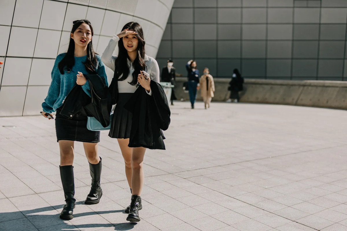 Giới trẻ phương Tây chuộng trang phục phá cách, sặc sỡ và theo phong cách cổ điển. Trong khi đó, tại Hàn Quốc, các thiết kế thanh lịch, có tính ứng dụng cao được ưa chuộng. Ảnh: Vogue.