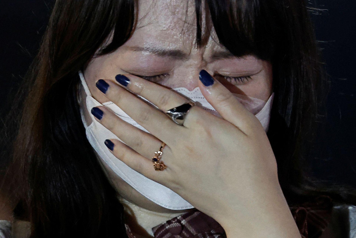 Người phụ nữ này không cầm được nước mắt. Ảnh: Reuters