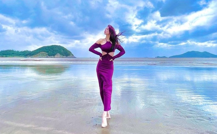 Ngoài những bộ đồ cá tính, Clara cũng là một tín đồ hàng hiệu khi sở hữu hàng loạt trang phục, phụ kiện đến từ những thương hiệu đình đám như Chanel, Louis Vuitton, Miu Miu, Celine, Burberry, Dior… Cô thường đăng ảnh phối đồ trên trang cá nhân của mình.