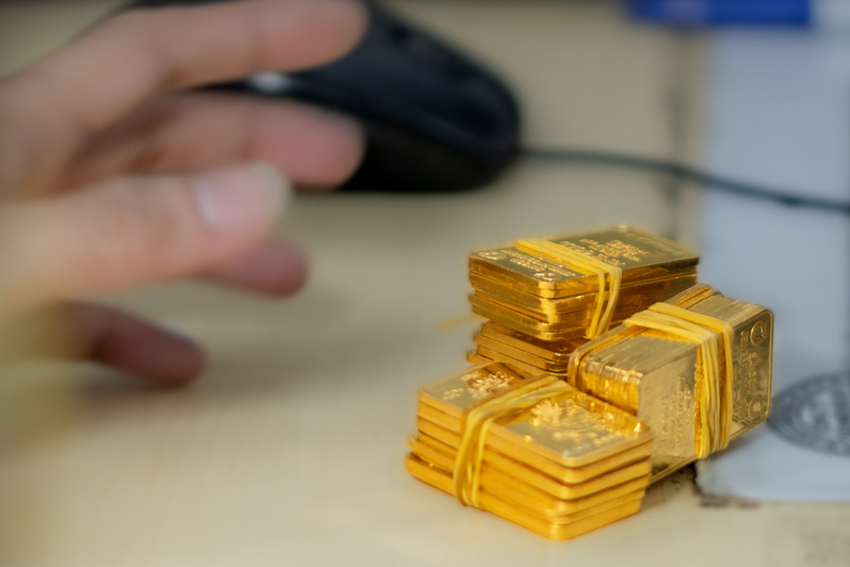 Gia vang hom nay 26/10: USD lao doc, vang bat tang