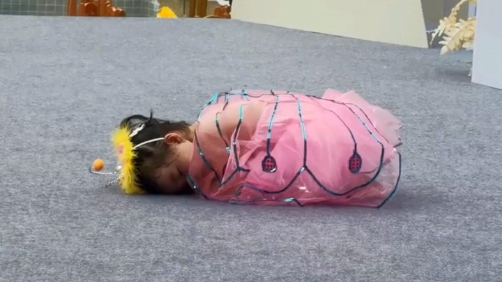 Đang múa, bé gái nằm ngủ luôn trên sân khấu - Hình 2 Dang mua, be gai nam ngu luon tren san khau-Hinh-2