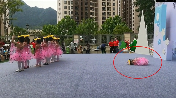 Đang múa, bé gái nằm ngủ luôn trên sân khấu Dang mua, be gai nam ngu luon tren san khau