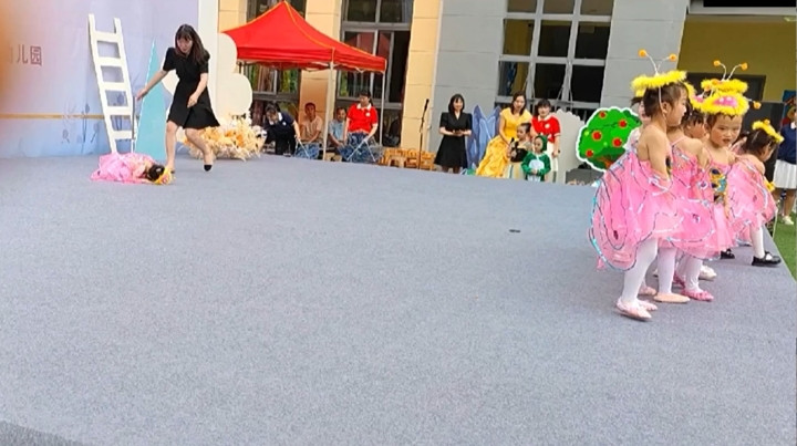 Đang múa, bé gái nằm ngủ luôn trên sân khấu - Hình 3 Dang mua, be gai nam ngu luon tren san khau-Hinh-3