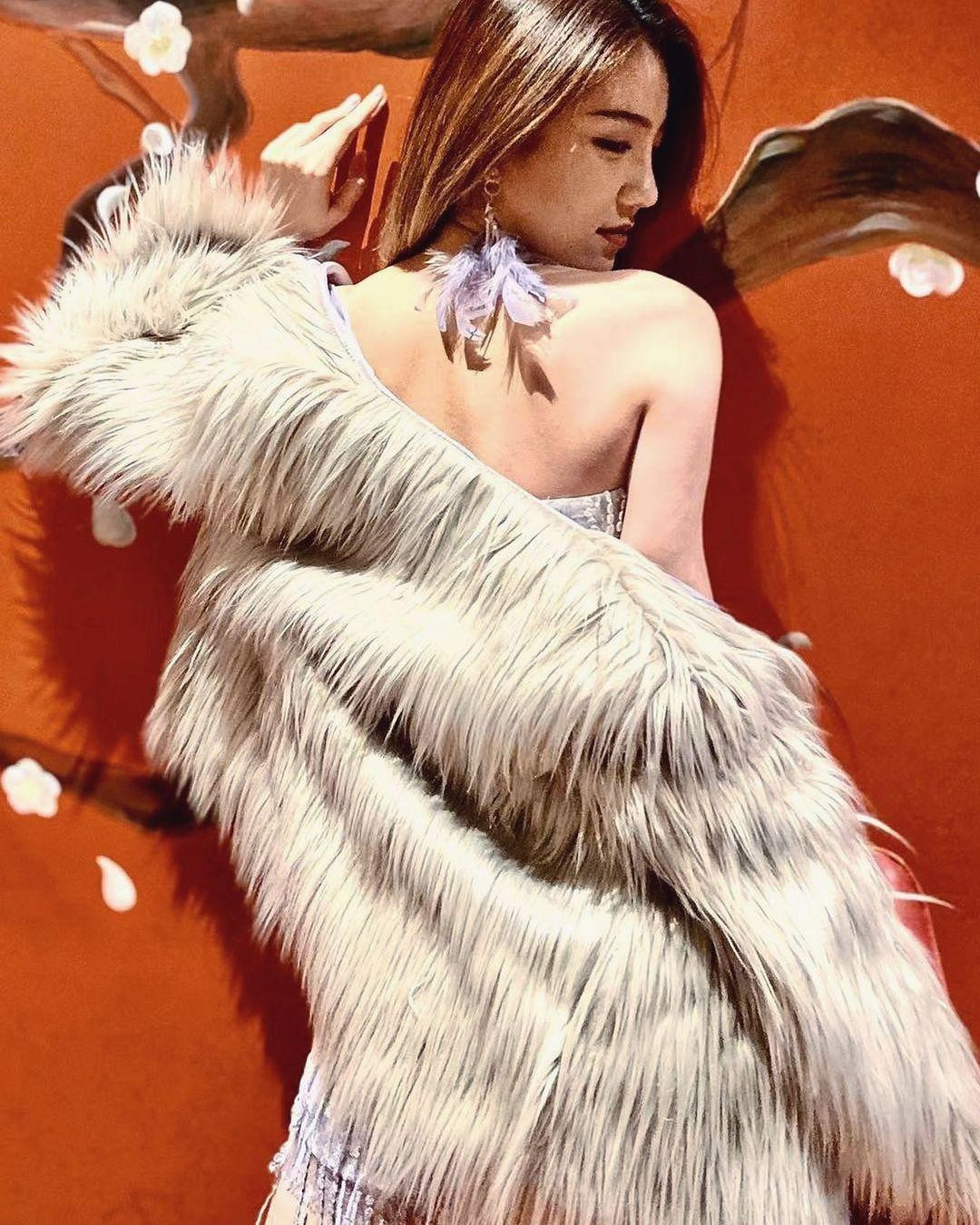 Do đó, truyền thông Hong Kong cho rằng trường hợp của Tăng Chí Vỹ cũng bị các cô gái trẻ lợi dụng để lăng xê bản thân, như vụ việc của Châu Tinh Trì và Trương Hiểu Kỳ năm 2021. Theo Châu Tinh Trì, ông tham gia một buổi đi chơi với nhiều người, nhưng lại bị đưa tin là hẹn hò với cô gái mới có 17 tuổi.