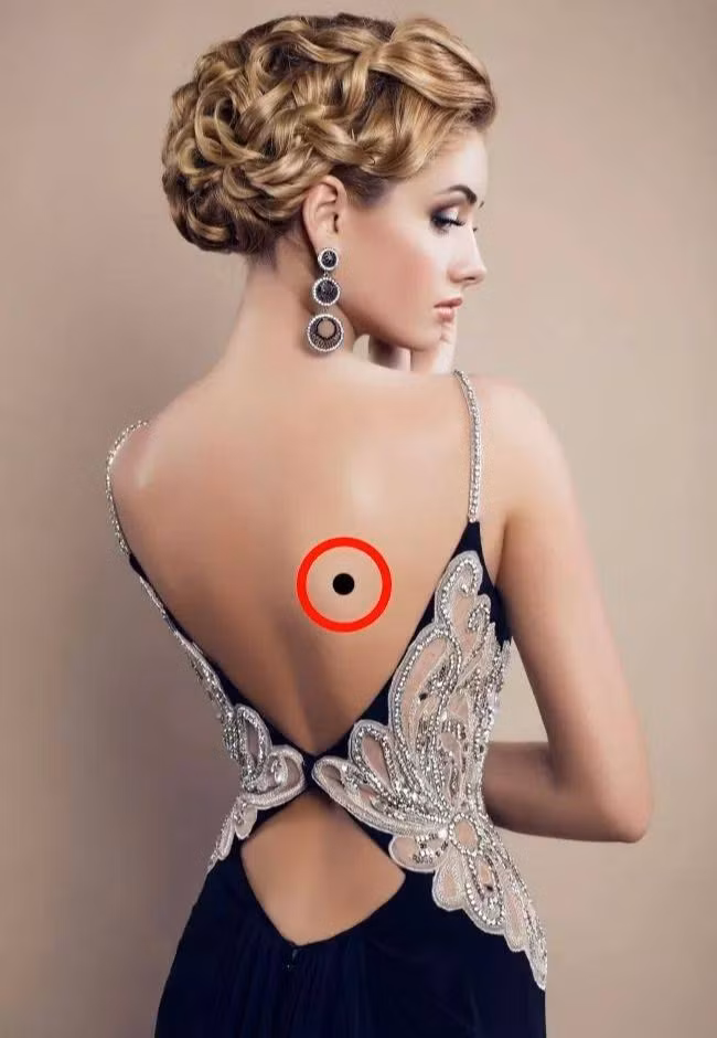 Người có nốt ruồi ở vị trí này trên lưng có số phú quý - Hình 2 Nguoi co not ruoi o vi tri nay tren lung co so phu quy-Hinh-2