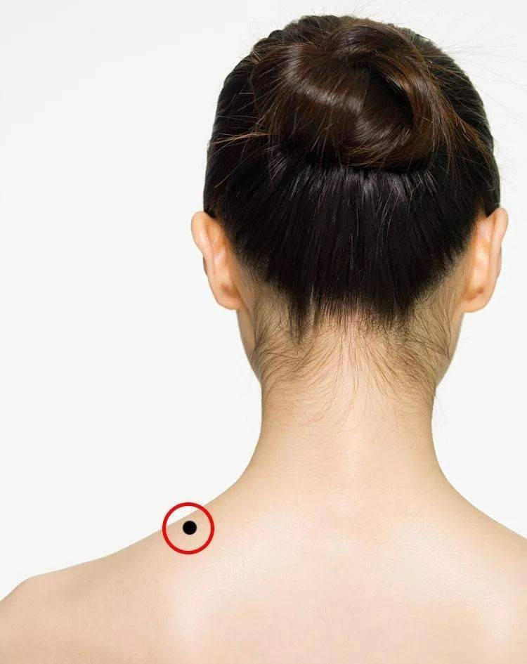 Người có nốt ruồi ở vị trí này trên lưng có số phú quý Nguoi co not ruoi o vi tri nay tren lung co so phu quy