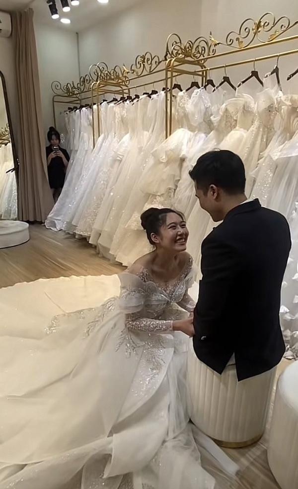 Chang trai khong chan cuoi vo xinh nhu hoa-Hinh-8