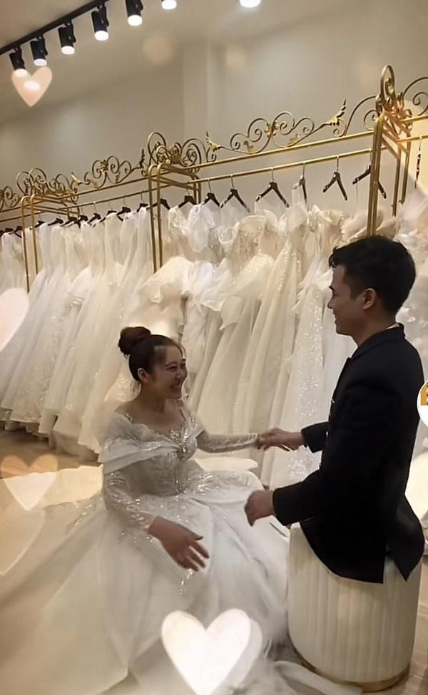 Chang trai khong chan cuoi vo xinh nhu hoa-Hinh-6