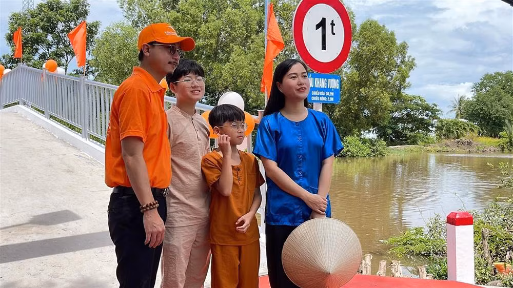 Con trai Lam Vy Da 11 tuoi cao ngang bo, dan sao tram tro-Hinh-5