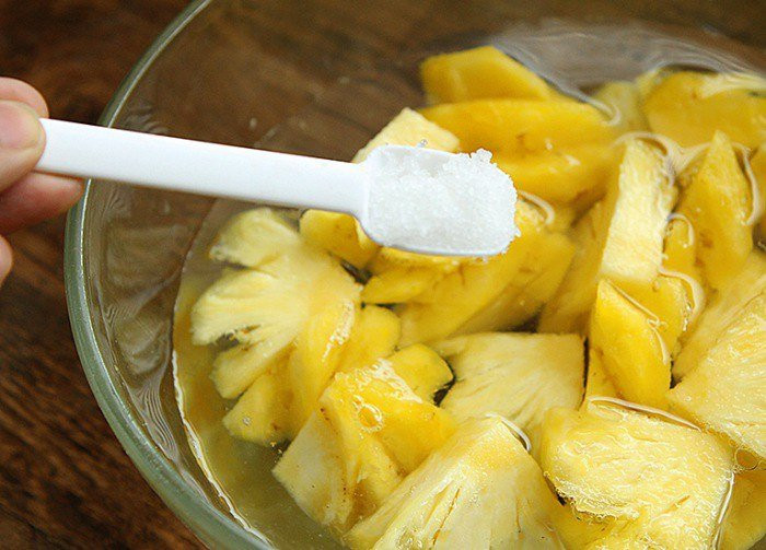 Mẹo ăn dứa không bị rát lưỡi: Hóa ra rất đơn giản Meo an dua khong bi rat luoi: Hoa ra rat don gian