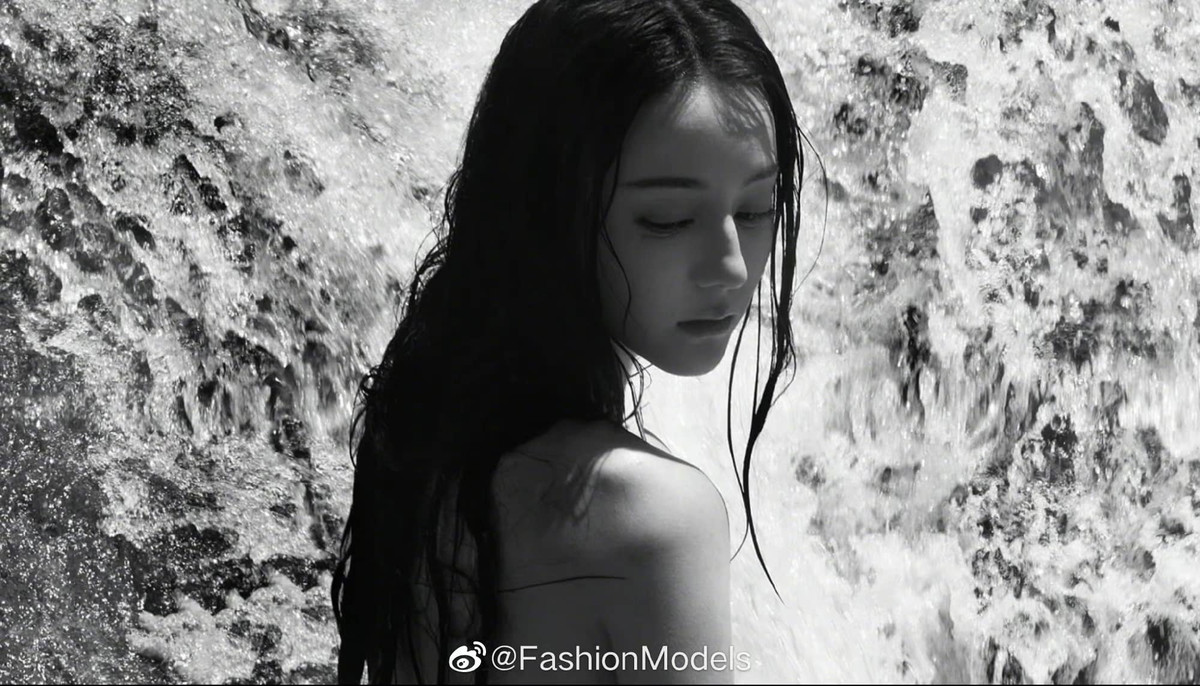 Mat moc cua Dich Le Nhiet Ba