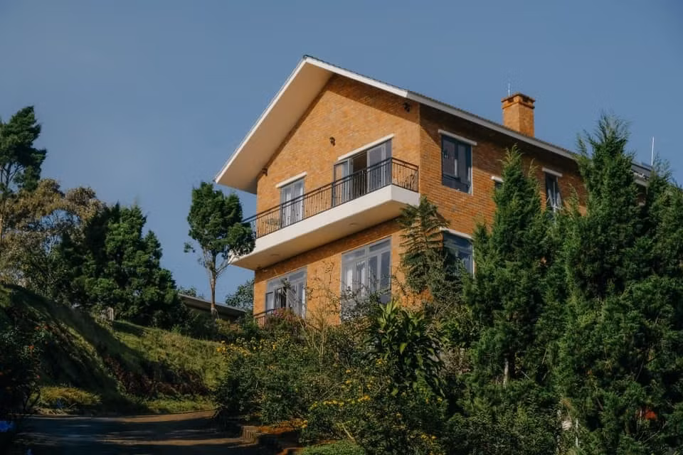 Ngoi nha o pho nui, lap lo sau nhung rang tung xanh-Hinh-2