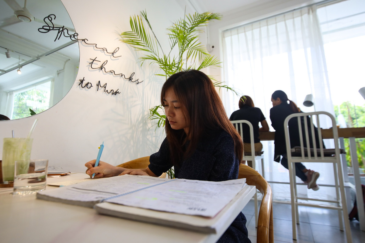 Gioi tre lam viec o quan ca phe, chu khong phai thu vien