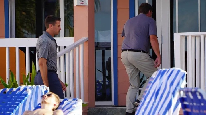 Tai tu 'co guong mat dien trai den kho tin' lam nhan vien phuc vu