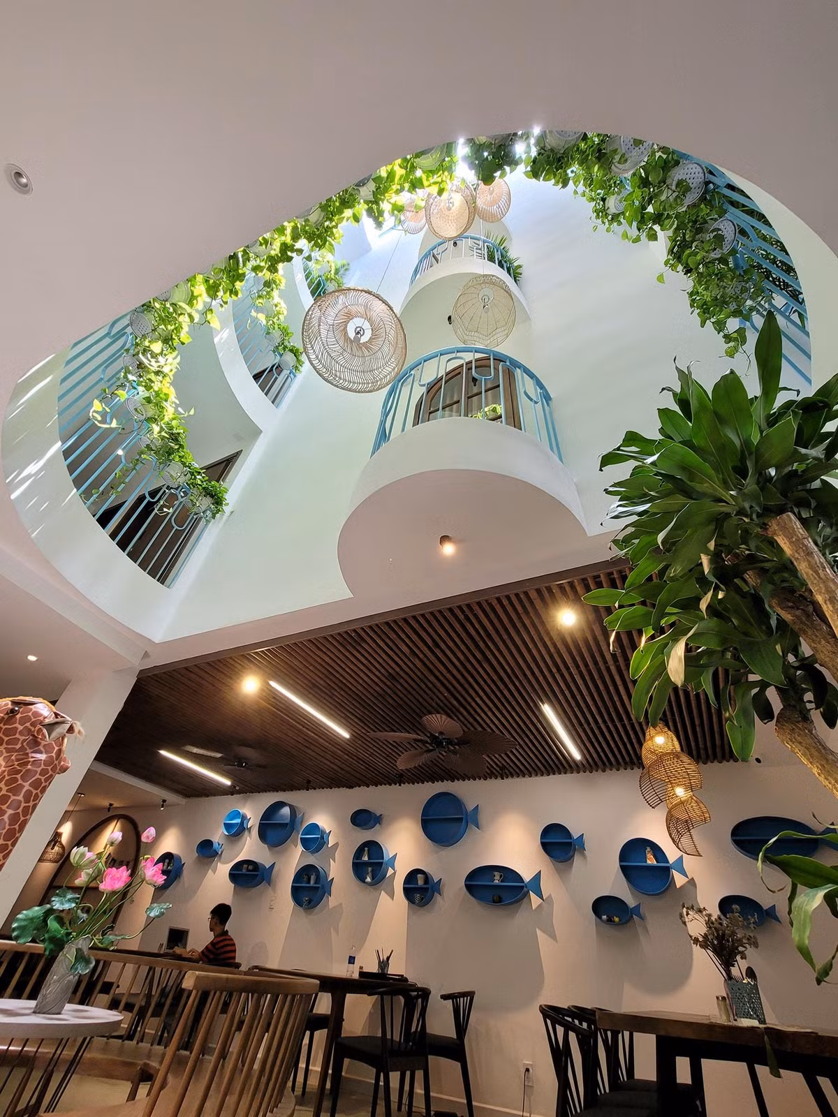 Ngoi nha me cung tren manh dat meo, xay trong 3 nam-Hinh-2