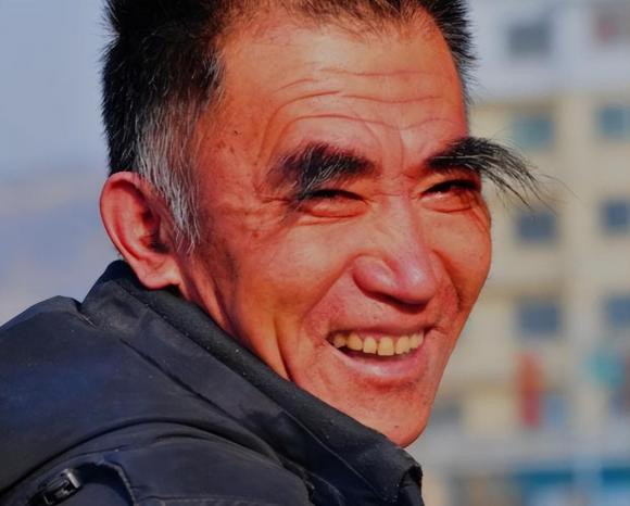 Nghiên cứu đã phát hiện ra rằng lông mày và tai phát triển cùng với sự phát triển của cơ thể, và ở những người lớn tuổi, lông mày sẽ dài ra, điều này rất phổ biến ở người già.