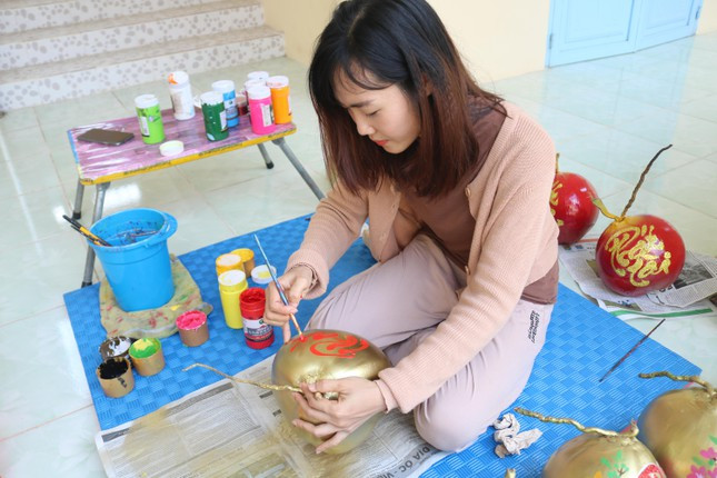 Co giao dung chu thu phap 'thoi hon’ len trai cay chung Tet-Hinh-2