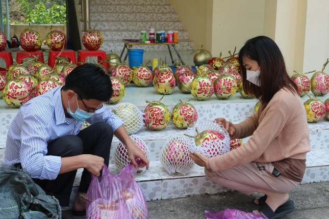 Co giao dung chu thu phap 'thoi hon’ len trai cay chung Tet-Hinh-3