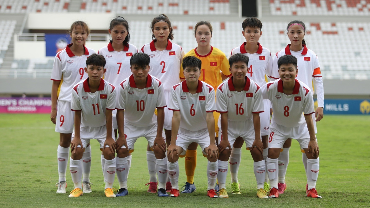 Sac voc nong bong cua doi truong U18 nu Viet Nam