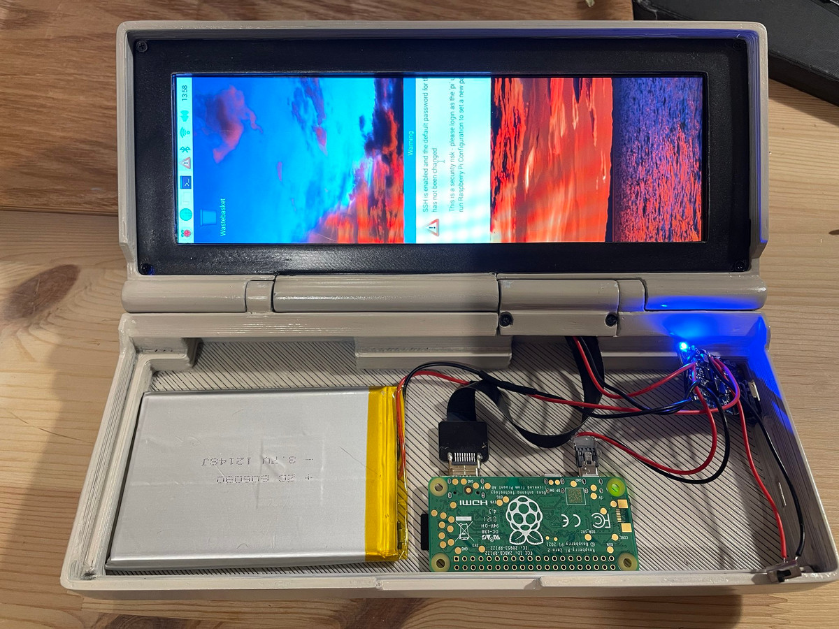 Bên trong Penkēsu chứa máy tính siêu nhỏ Raspberry Pi Zero 2 W, cấu hình gồm chip xử lý Cortex-A53 bốn lõi, RAM 512 MB, hỗ trợ Wi-Fi, Bluetooth và cổng Mini HDMI. Máy tính này dùng thẻ nhớ microSD để chứa dữ liệu và hệ điều hành Raspbian.