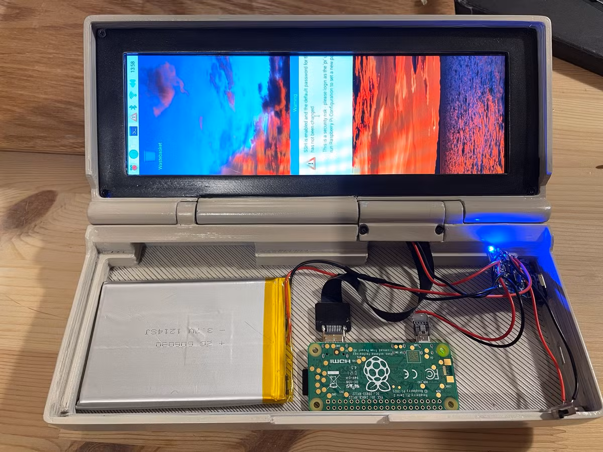 Bên trong Penkēsu chứa máy tính siêu nhỏ Raspberry Pi Zero 2 W, cấu hình gồm chip xử lý Cortex-A53 bốn lõi, RAM 512 MB, hỗ trợ Wi-Fi, Bluetooth và cổng Mini HDMI. Máy tính này dùng thẻ nhớ microSD để chứa dữ liệu và hệ điều hành Raspbian.