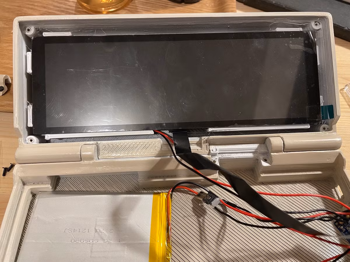 Màn hình của Penkēsu được mua trên Internet với kích thước 7,9 inch, độ phân giải 1.280 x 400 pixel, hỗ trợ cảm ứng điện dung. Chen còn mua một số adapter, dây cáp để chuyển tín hiệu từ HDMI sang Mini HDMI, tương thích với cổng kết nối của Raspberry Pi.