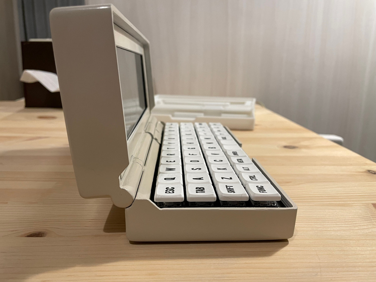 Hệ thống bàn phím của Penkēsu gồm 48 nút, phần switch được in 3D trong khi nút bàn phím (keycap) là mẫu MBK Choc Low Profile.