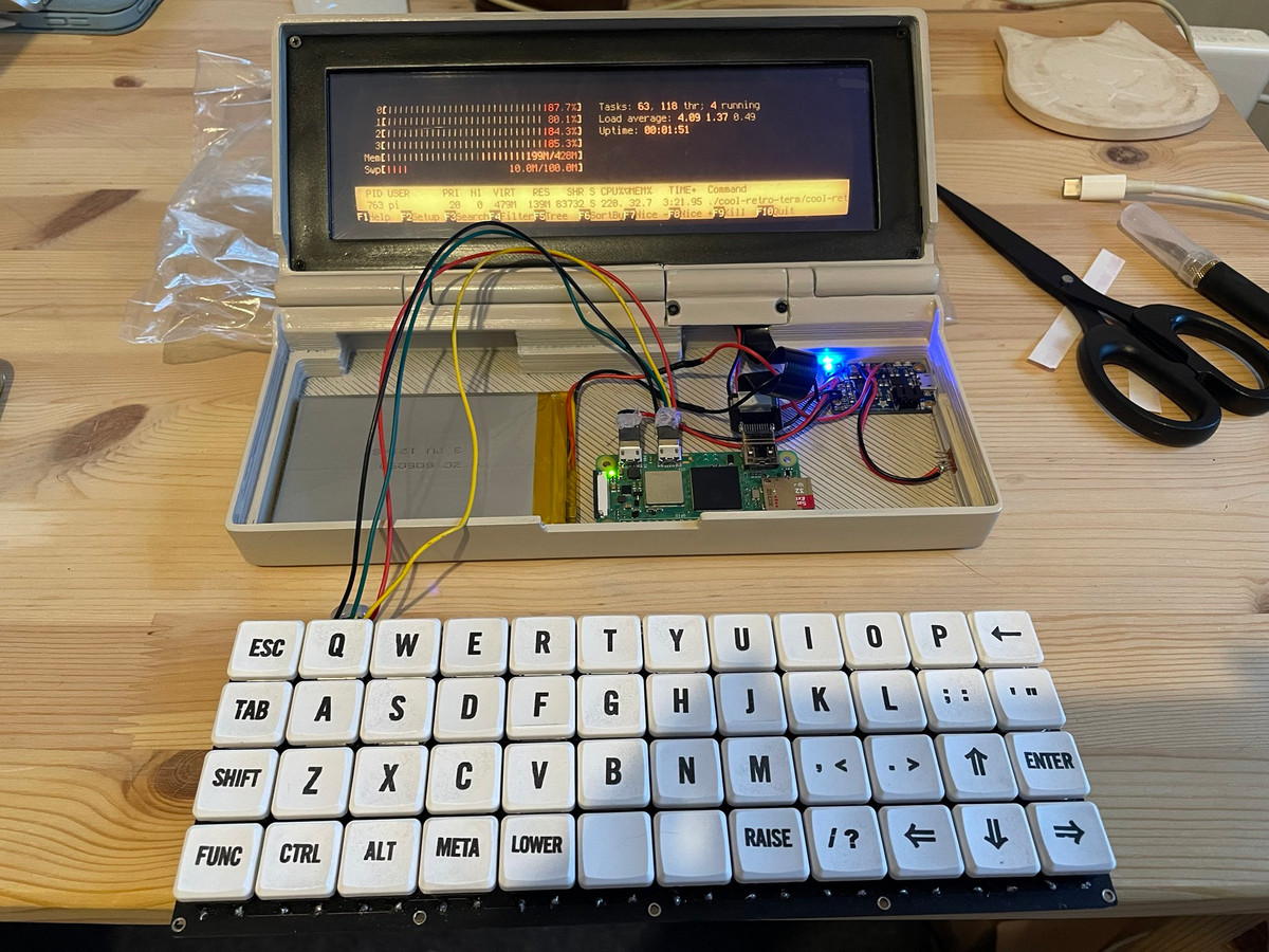 Bàn phím này được kết nối với mạch điều khiển Arduino Pro Micro, sử dụng firmware nguồn mở của QMK cho phép tùy chỉnh từng nút để phục vụ các công việc khác nhau. Bàn phím kết nối với mạch Raspberry Pi bằng cổng Micro USB.