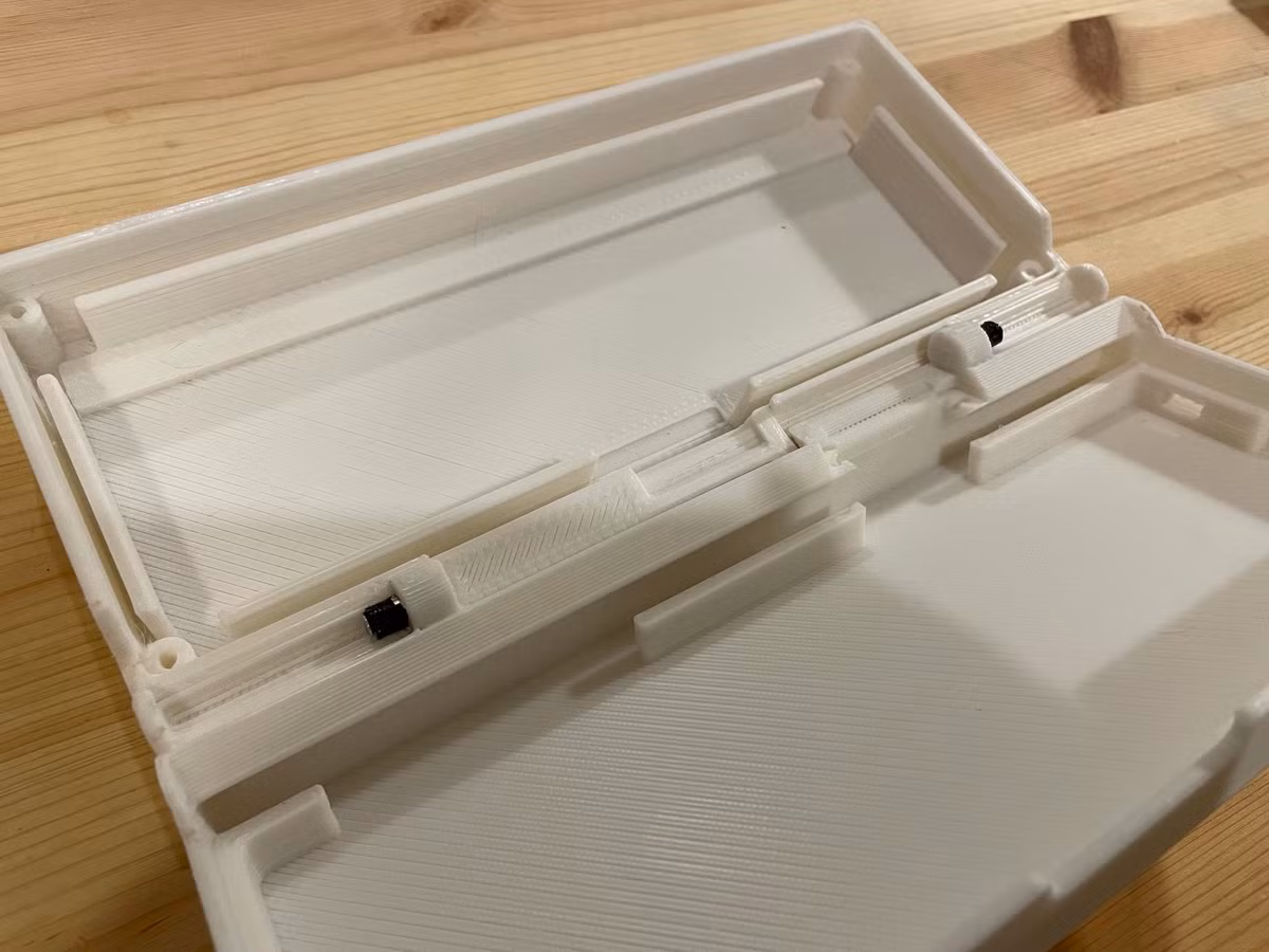 Vỏ của Penkēsu dùng chất liệu nhựa. Trừ các mạch điện, đa số bộ phận của thiết bị được in 3D, bản lề sử dụng trục xoay của máy Gameboy Advance SP mua trên Internet.