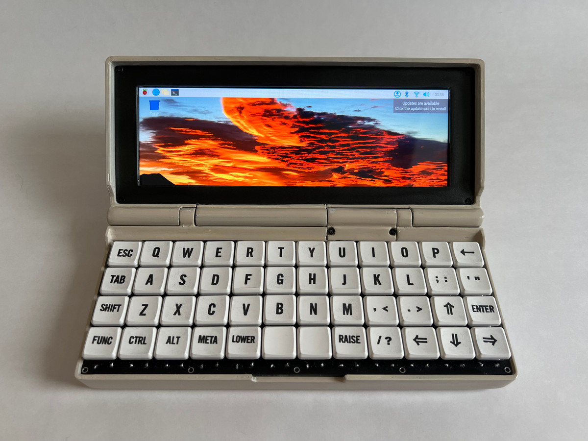 Để giữ kích thước nhỏ gọn và trọng lượng nhẹ, lượng linh kiện của Penkēsu khá đơn giản. Ngoài máy tính, màn hình, bàn phím và một số mạch liên quan, Chen chỉ bổ sung viên pin Li-Po và nguồn sạc PowerBoost 1000 giúp sử dụng máy tính ở mọi nơi.