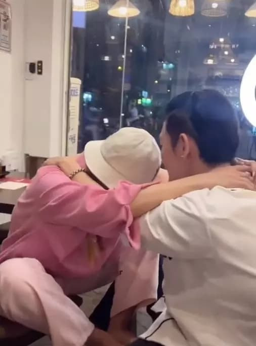 Chau trai Hoai Linh tu nhien om ap, goi Kha Nhu la 'vo'-Hinh-2