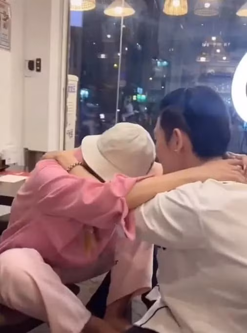 Chau trai Hoai Linh tu nhien om ap, goi Kha Nhu la 'vo'-Hinh-2