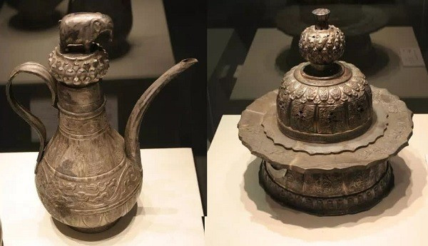  4 không để trên giường. Đồ cổ. Nhiều người đặt đồ cổ trong phòng để thêm phong cách, nhưng đặt chúng cạnh giường ngủ không phải là một ý hay.