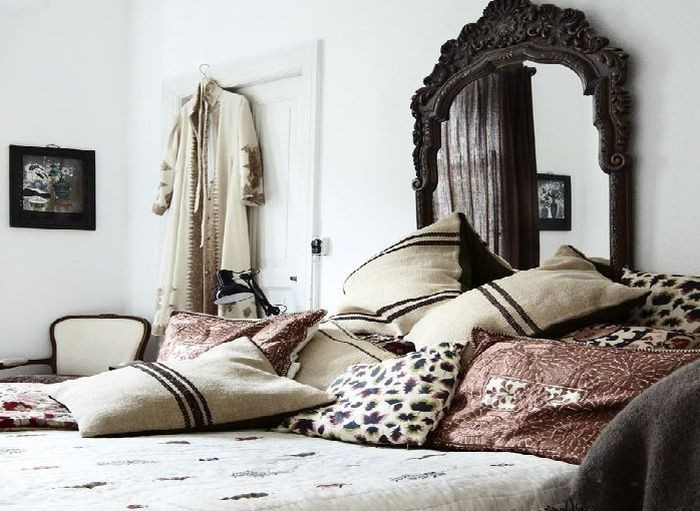 Mọi người luôn bối rối khi thức dậy sau giấc ngủ, nếu vô tình nhìn thấy mình trong gương chắc chắn sẽ không tránh khỏi sợ hãi và rùng mình, nếu là vào nửa đêm, cảm giác sợ hãi như vậy sẽ càng hoảng sợ hơn. Vì vậy tốt hơn hết là bạn không nên để những thứ như gương trên giường.. 