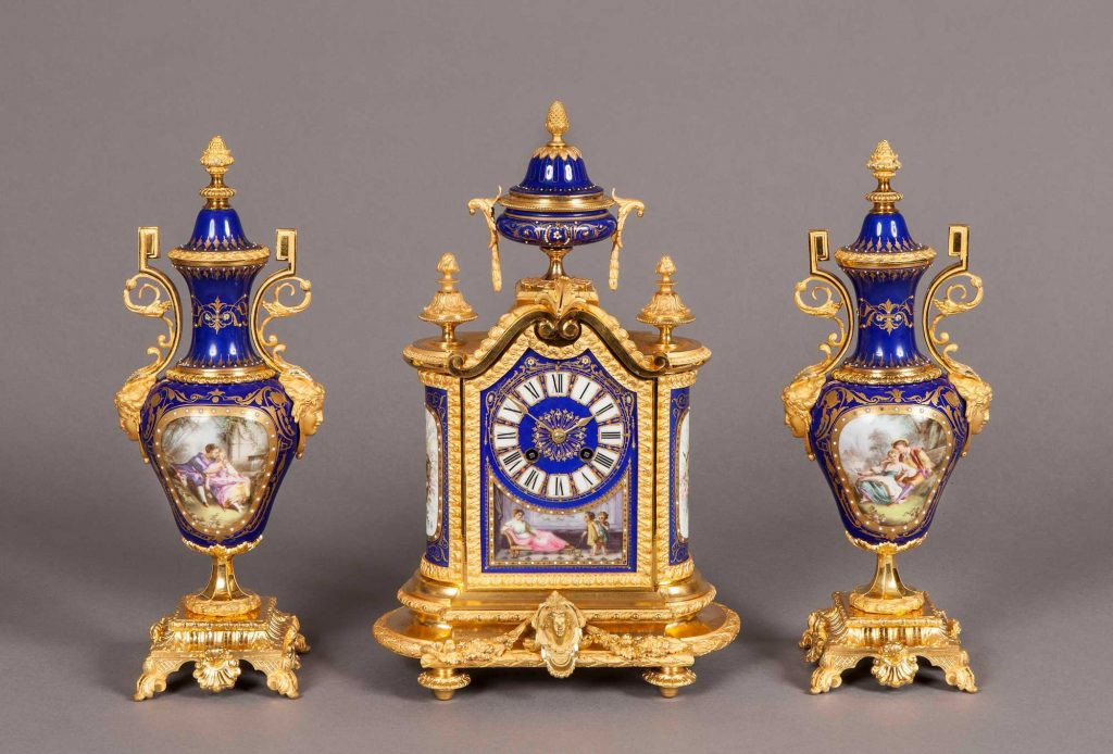 Nếu bạn đặt phong thủy sang một bên từ quan điểm thực tế, đồ cổ không nên xuất hiện bên giường. Vì đồ cổ nói chung là đồ có giá trị, đầu giường là nơi mọi người thường xuyên di chuyển, điều này rất mất an toàn cho đồ cổ, nếu không cẩn thận rất dễ bị mất tiền oan. 