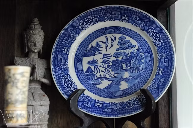 Đồ cổ nói chung là đồ cũ, đa số là đồ của người chết để lại, một số đồ cổ còn được dùng làm tang vật, những đồ vật này được coi là vật cực âm mang tà khí trong phong thủy, nếu chúng sẽ gây sát thương cho con người.