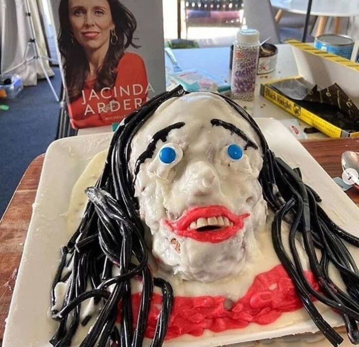 Rốt cuộc là bánh sinh nhật hay bánh trang trí Halloween?