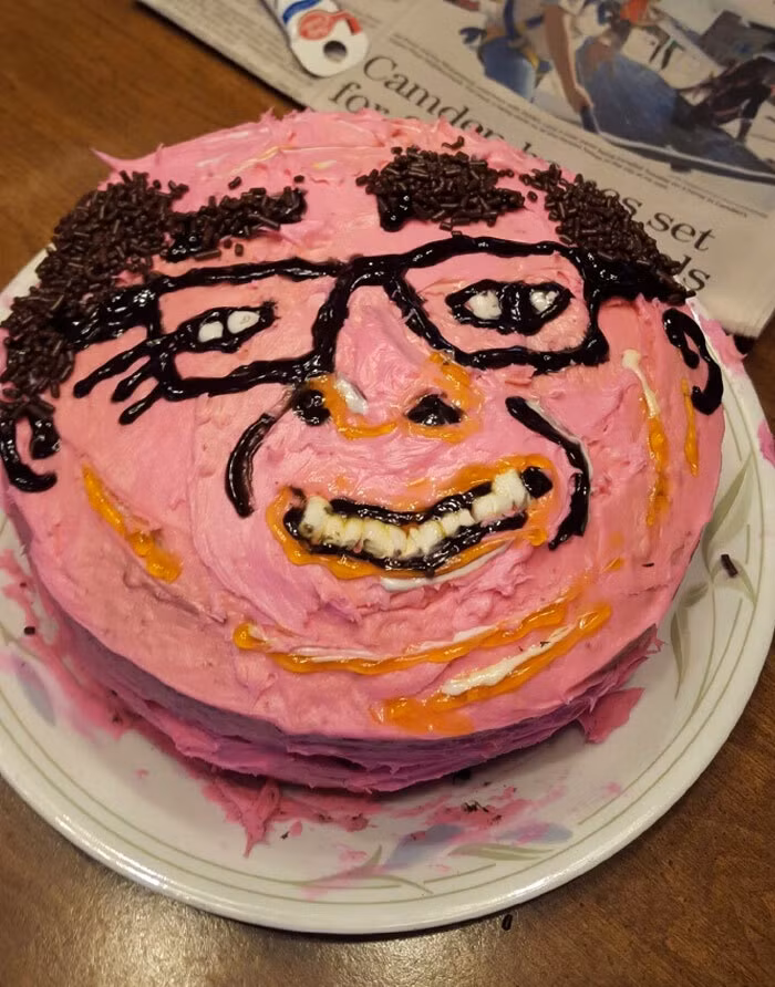 Chiếc bánh kem khiến người nhận "đứng hình" mất chục giây.