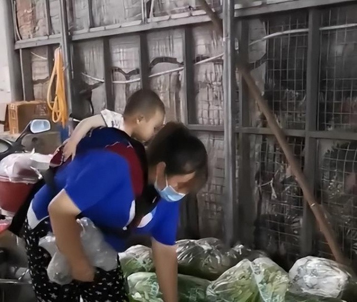 Người phụ nữ ôm con đi nhặt rau thối bên đường để sống qua ngày - Hình 3 Nguoi phu nu om con di nhat rau thoi ben duong de song qua ngay-Hinh-3