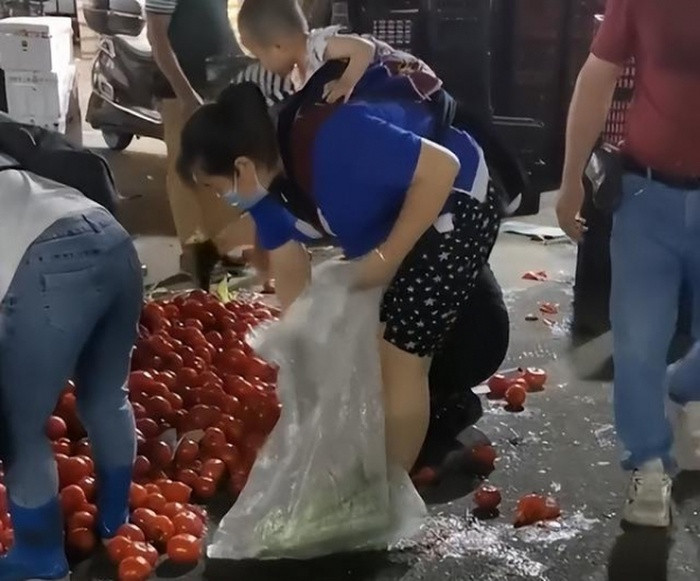 Người phụ nữ ôm con đi nhặt rau thối bên đường để sống qua ngày - Hình 5 Nguoi phu nu om con di nhat rau thoi ben duong de song qua ngay-Hinh-5