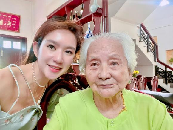 Ve que an gio, ba xa Ly Hai het loi khen ngoi cac chi ben nha chong